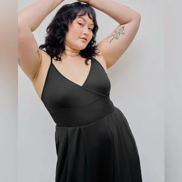 NWOT - V-neck Cami Wide Leg Jumpsuit Curve & Plus Elegant Black Jumpsuit - CIDER - Picture 5 of 8